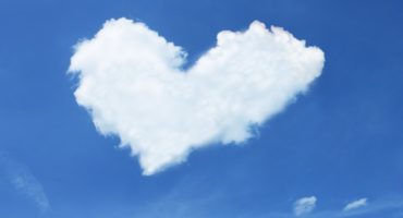 Myopathie FSHD - Nuage en forme de cœur dans le ciel bleu